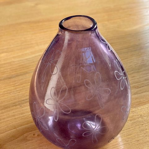 Liten vase fra Mingar Walker glassblåseri. Gi gjerne bud via Fiks ferdig!