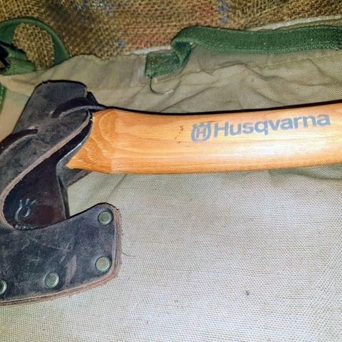 ☆☆Husqvarna  øks m / eggbeskytter I lær, kr 999,-☆Tur-øks / Camping øks