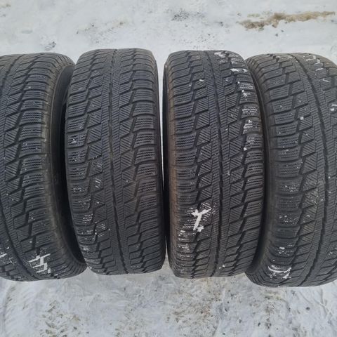 Fire Vinterdekk til salgs 215/65R15