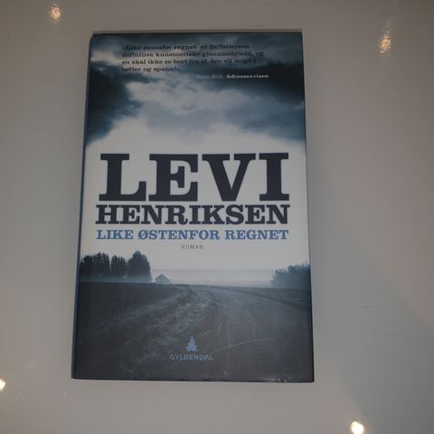 Like østenfor regnet. Levi Henriksen