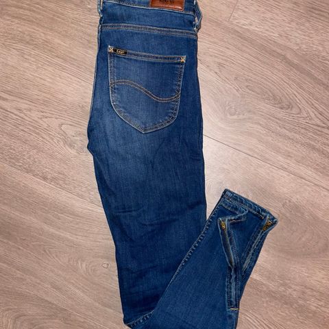 Nesten ubrukt Lee  jeans selges (W26 L33)