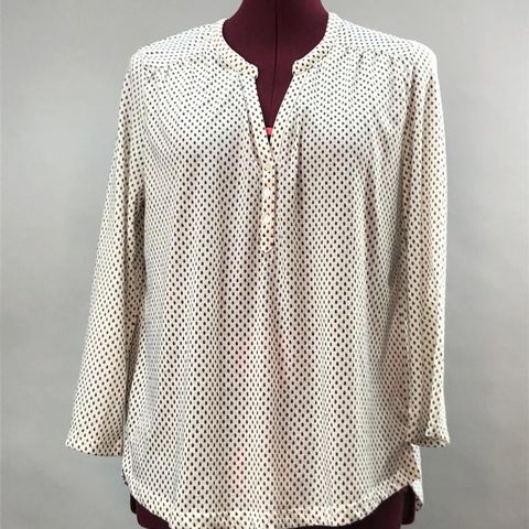 Kremhvit bluse med svarte print / prikker (M)