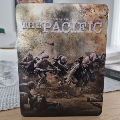 THE PACIFIC- eksklusiv i metallboks.