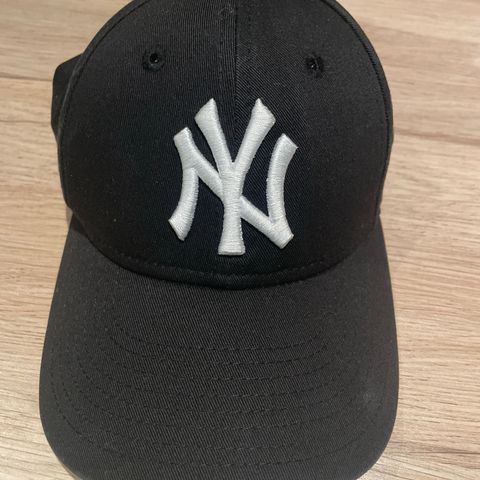 New Era youth caps selges