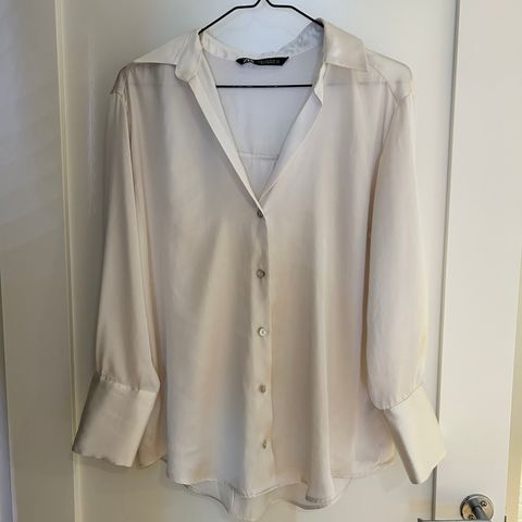 BLUSE: hvit/kremhvit skjorte fra Zara