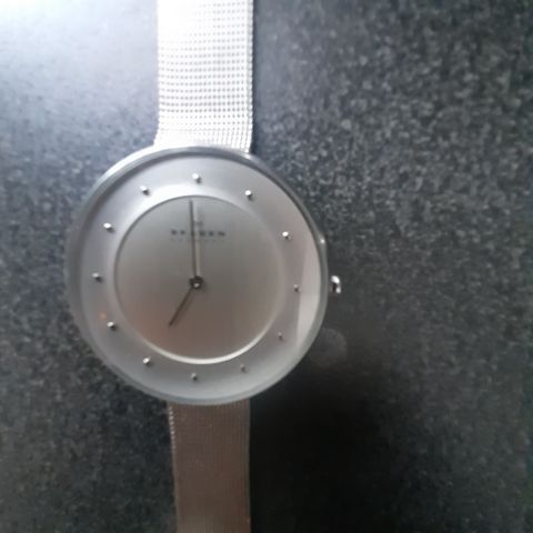 Skagen dameur tils.kr 600,-