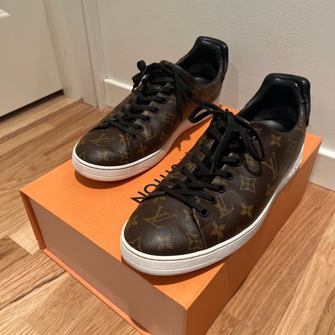 Louis Vuitton Mongram brun/sort/hvit str.44