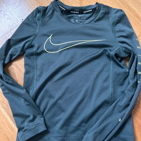 Treningsgenser fra Nike. Dry fit