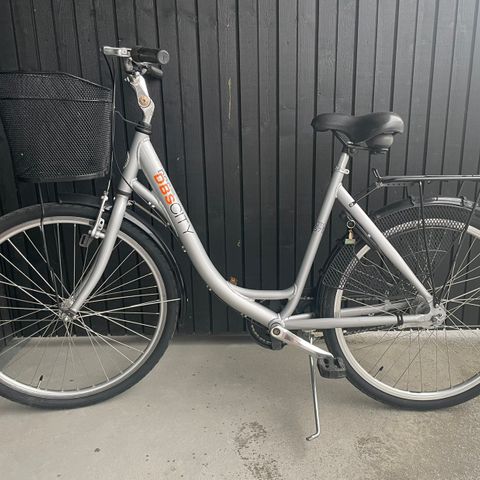Fin sølvfarget sykkel fra DBS city bike!