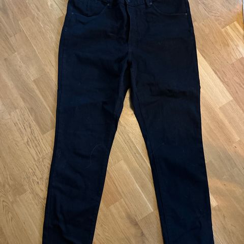 Dame jeans svart fra MOMENTO ,AZALEA  W 46 og L 79 cm
