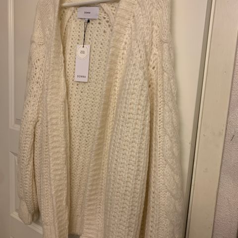 Donna. Flott off white jakke -grovt strikk. Ull-alpakka  xl. NY, ubrukt.