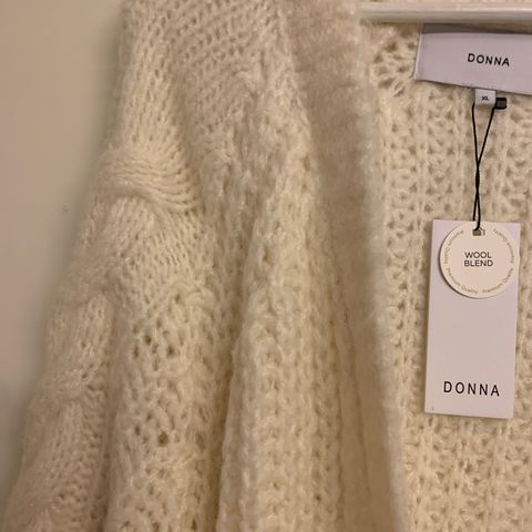 Donna. Flott off white jakke -grovt strikk. Ull-alpakka  xl. NY, ubrukt.