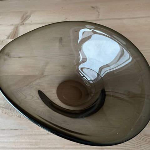 Vintage røkfarget kunstglass. Fat/skål fra 1960-tallet