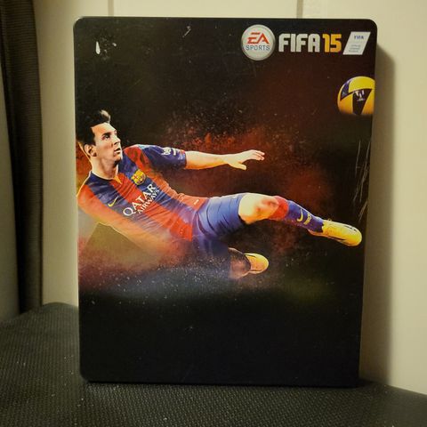 Playstation 4: FIFA 15 i Steelbox