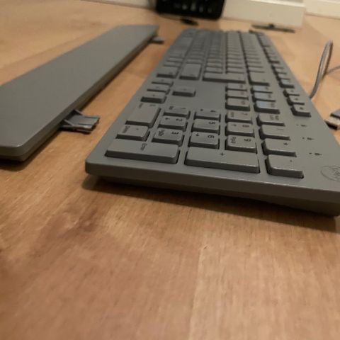 USB tastatur - DELL slimline - avtagbart håndleddsstøtte