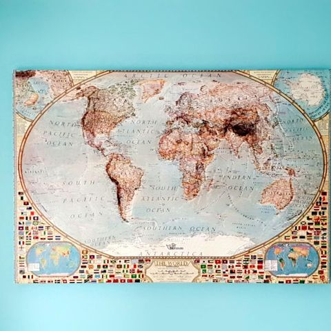 Stort detaljert verdenskart på ramme