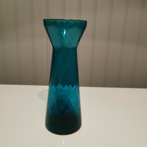 Pen blågrønn vase selges