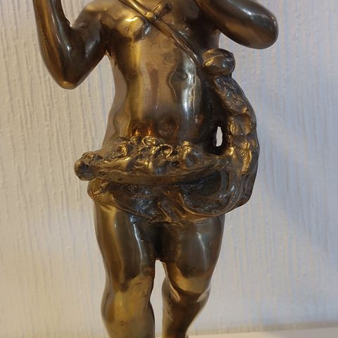 Cherub skulptur i massiv messing