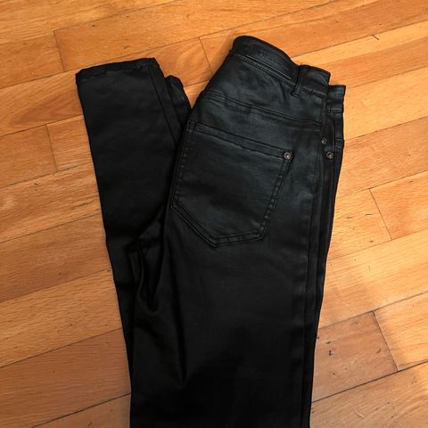 Vi selger en nydelig «skinn»bukse fra JDY i str. S