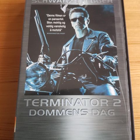 Terminator 2 med Arnold Schwarzenegger vhs