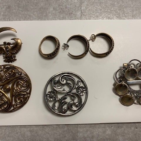 Diverse smykker i bronse, tinn og sølv
