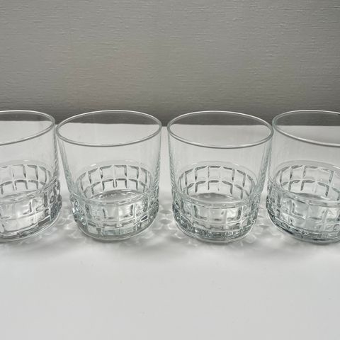 Retro glass med firkanta mønster 4 stk (7.5 cm høy x 7 cm i diameter)
