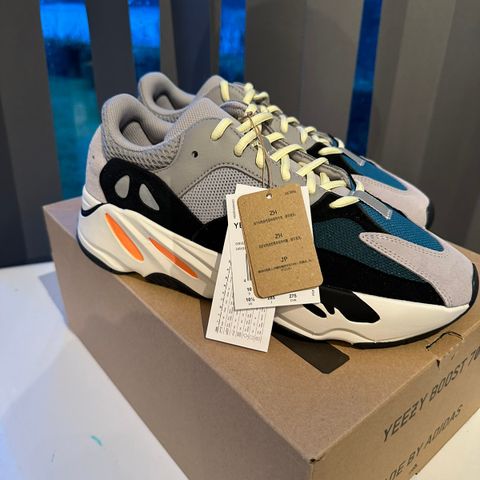 Yeezy 700 wave runner str 44 2/3