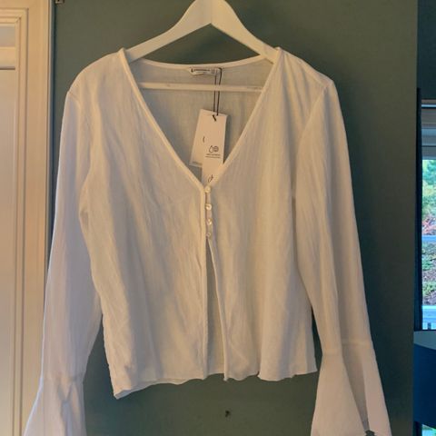 Ny hvit bluse m/merkelapp str M Stradivarius