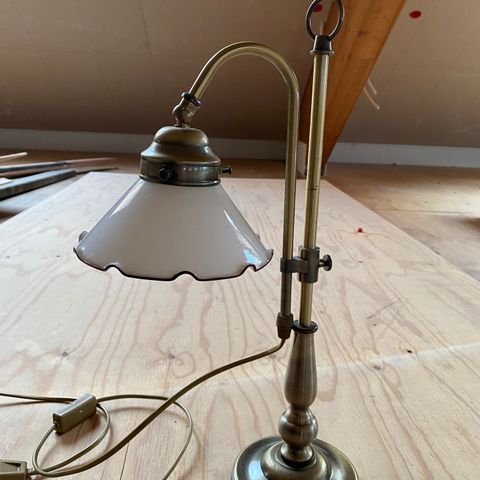 Bord Lampe med glass kuppel.