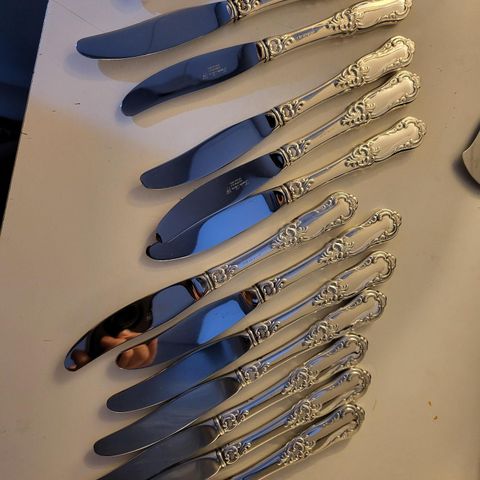 Panser... kniver i sølvplett 60 gram.