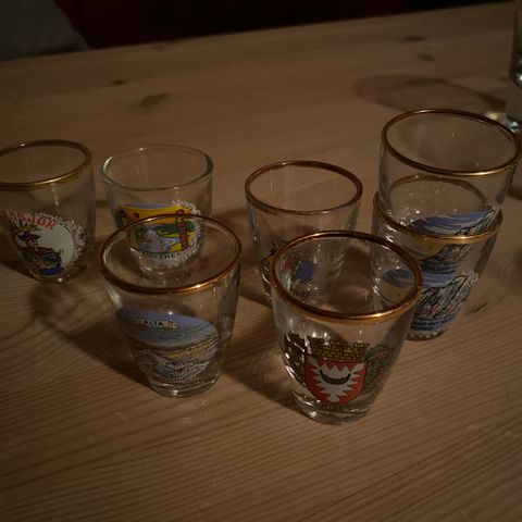 snapsglass, kitsch , suvenirer : Alta , Kirkenes , Kiel , Nordkapp m.fl