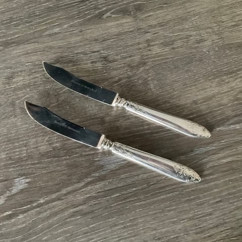 2stk smørkniver i sølvplettmerk Holmes og Edvarts i hel og pen stand
