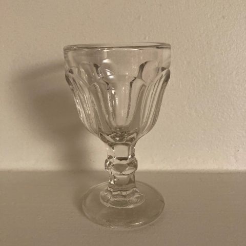 Punktmerket pressglass fra Gjøvik glassverk.