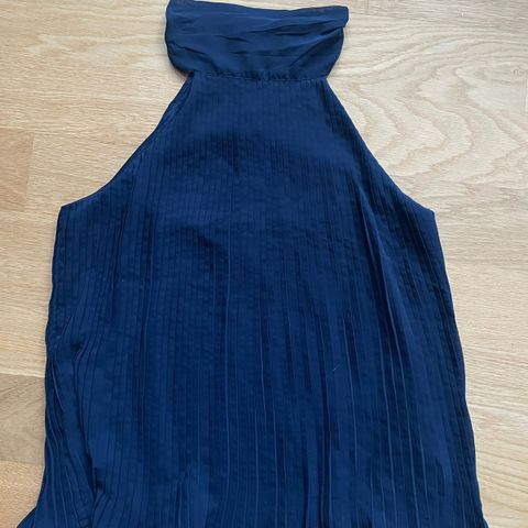 Mørkeblå plissé-bluse med høy hals str 38