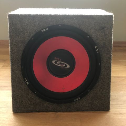 Basskasse med Boss Riot 500w