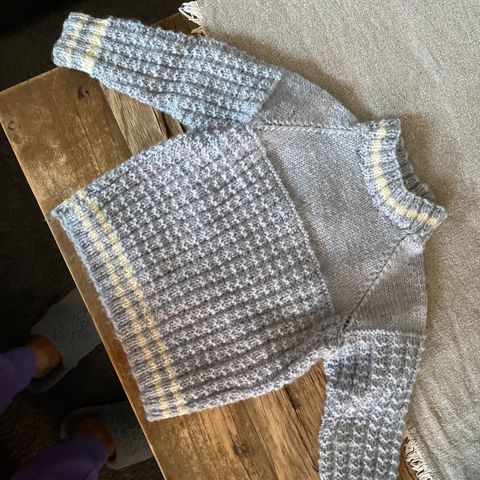 Fastpris!Nydelig strikke genser helt Ny! Ikke brukt!