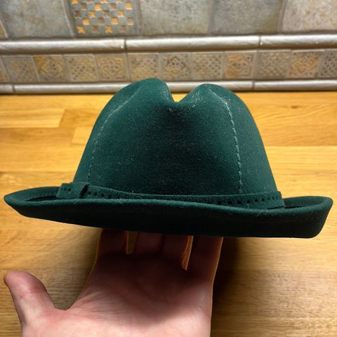 Hatt i grønn filt