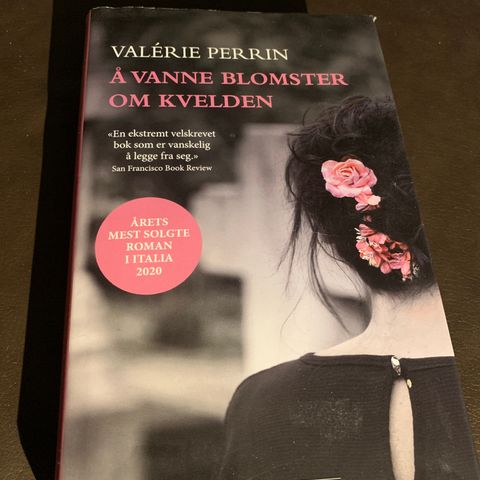 Å vanne blomster om kvelden av Valérie Perrin