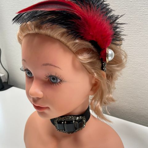 Rød og svart strutsefjær hårpynt / hårbøyle med perle