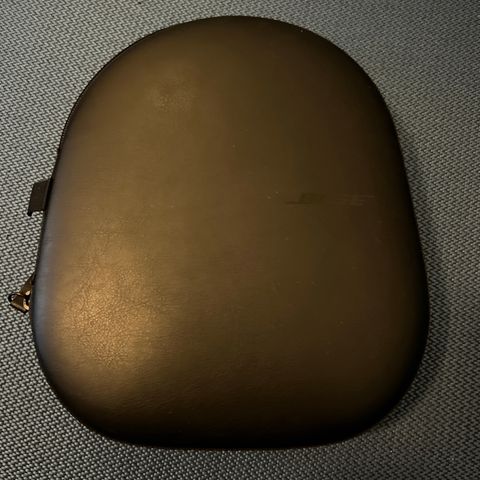 Bose Noise Cancelling 700 etui til salgs