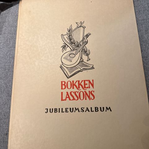 BOKKEN LASSONS JUBILEUMSALBUM UTGITT DRAMMEN 1947 / MEGET PEN BOK