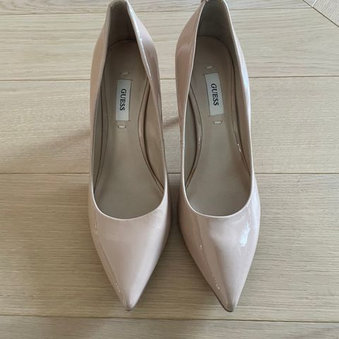 Høyhæler pumps fra Guess