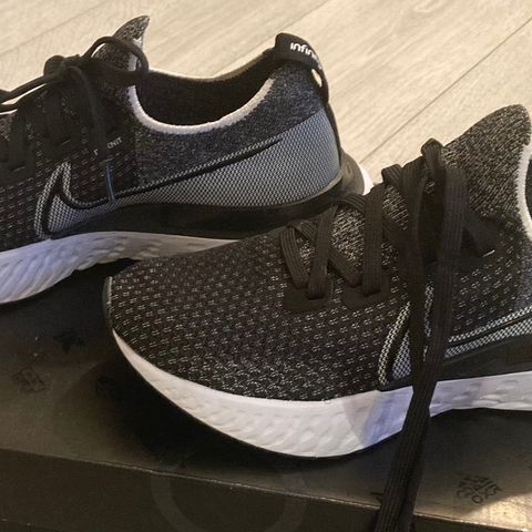 Nike react INFINITY flyknit RUN løpesko joggesko gym svart grå ny str 40