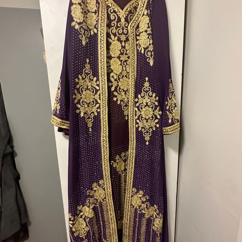 Ny kaftan/kjole med belte