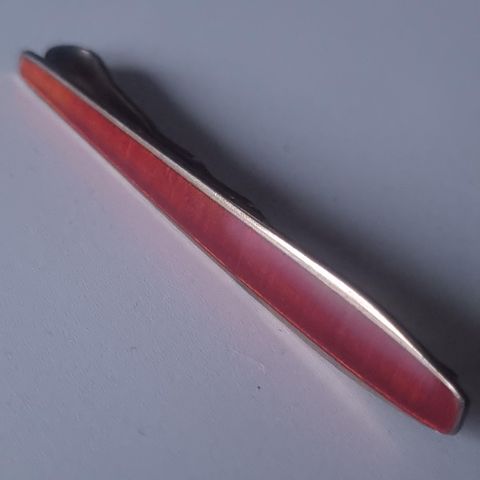 Slipsnål i forgylt sølv med rød emalje