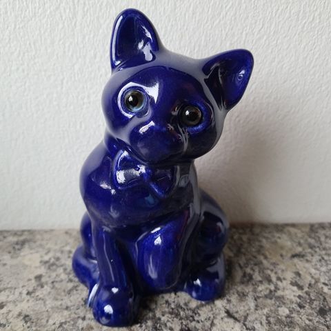 Blå katt i keramikk fra Blaafargeverket