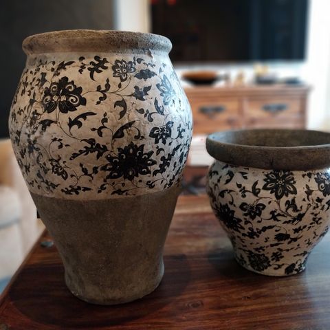 To fine blomster potter / potteskjulere i steingods 33 cm & 20 cm høye