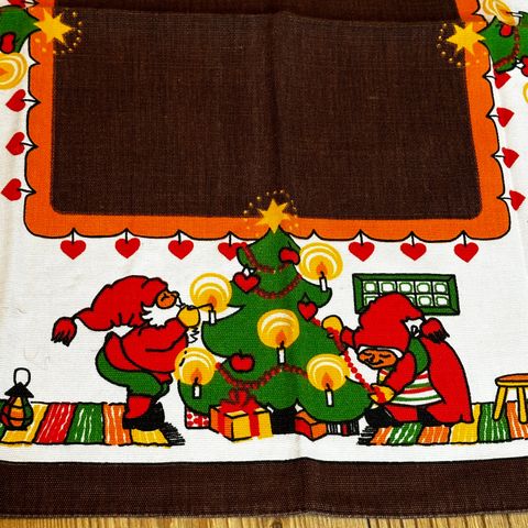 Vintage juleduk i brun med nisser og juletrær