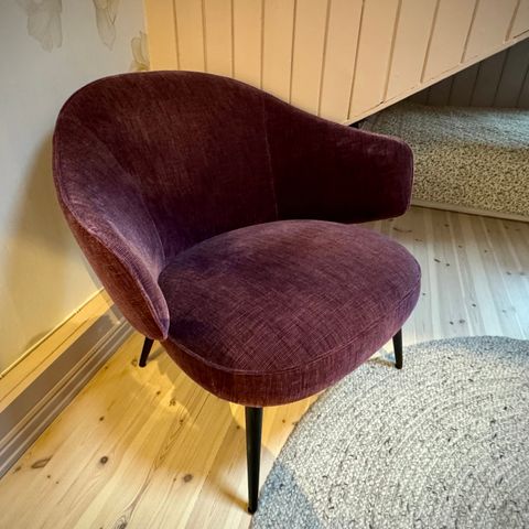 Nesten ubrukt unik stol i lilla/burgunder trekk fra BoConcept - Ny pris: 22.552