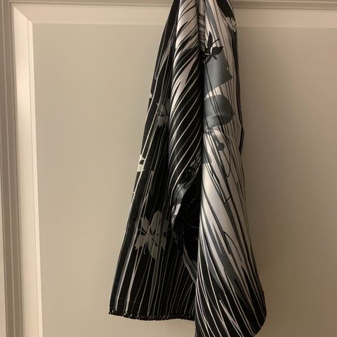 MOSI. Flott "silke" sjal. Sort/grått/ hvitt. 90x90  org. pakn. Nytt ubrukt
